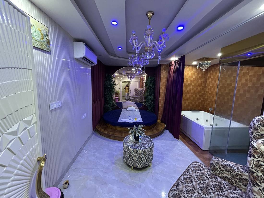 Luxury spa suite with round bed and jacuzzi at Wings Spa