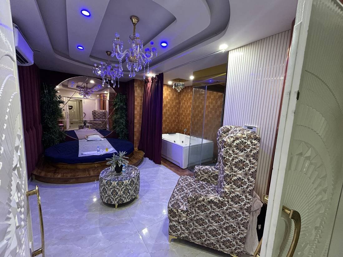Jacuzzi tub in the luxury suite at Wings Spa