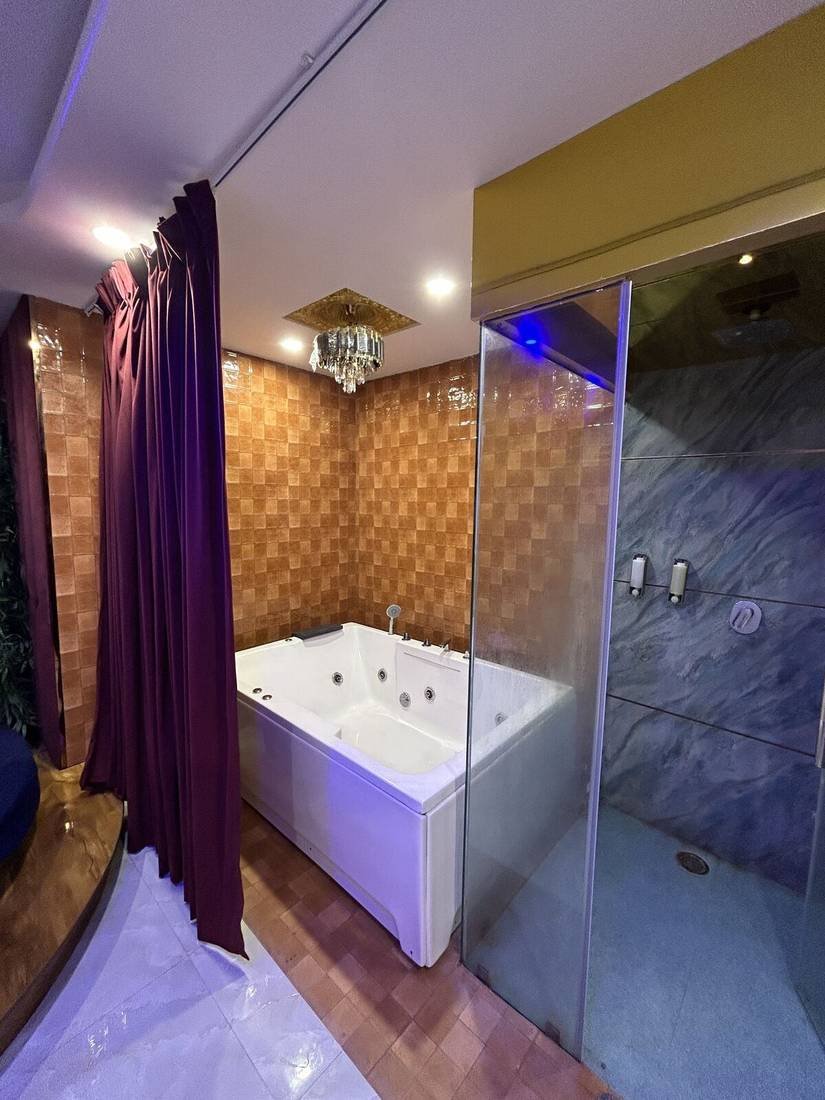 Chandelier and decor in the luxury suite at Wings Spa