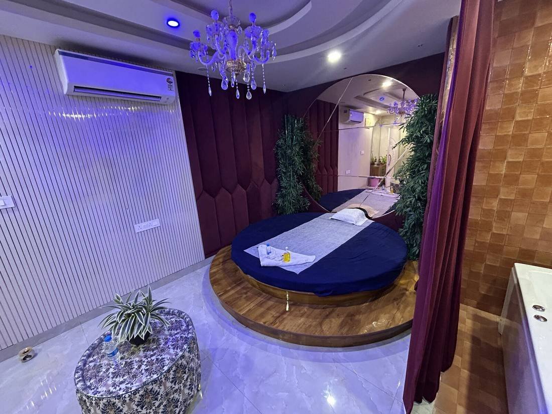 Round bed suite overview at Wings Spa