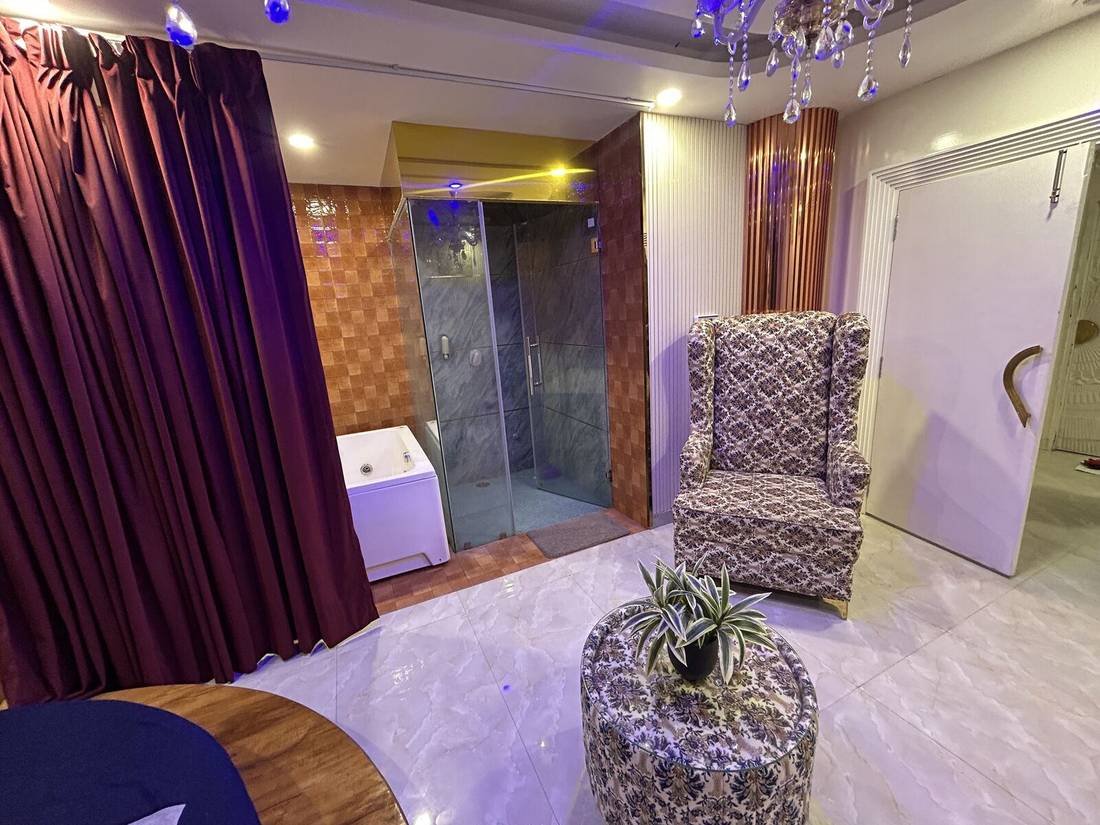 Jacuzzi corner in the luxury suite at Wings Spa