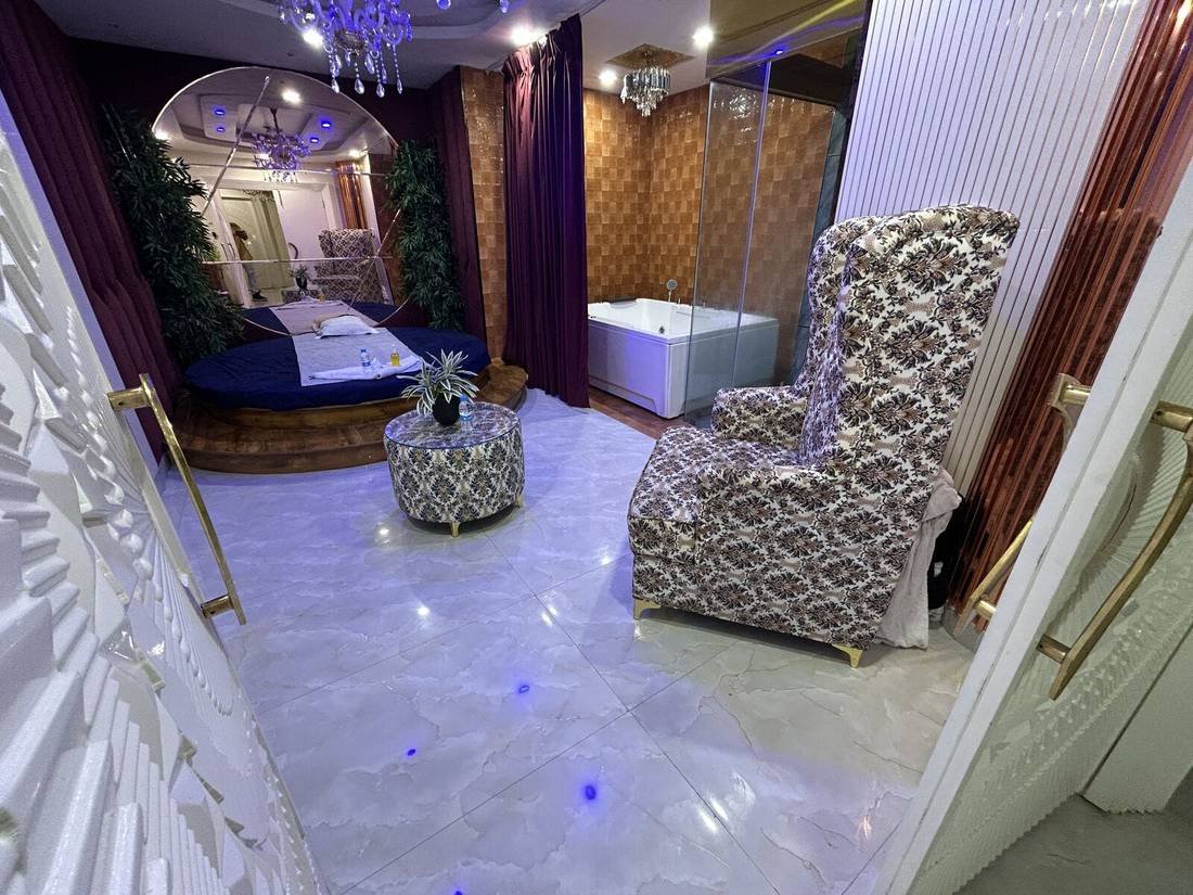 Luxury suite with round bed and jacuzzi at Wings Spa